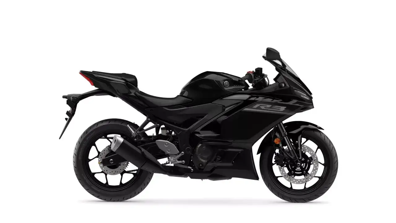 Czarny motocykl sportowy Yamaha R3. Sprawdź jego yamaha r3 dane techniczne i poczuj moc!