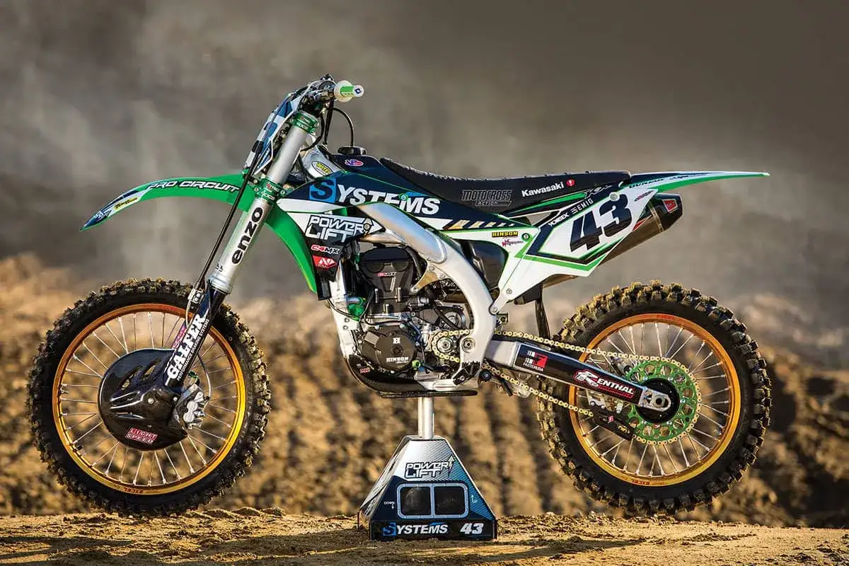 Zielony Kawasaki KXF 450 z numerem 43, gotowy do akcji. Ile ma koni? To pytanie dla fanów motocrossu!