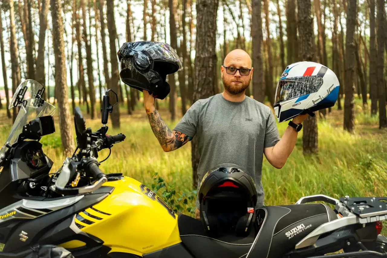 Motocyklista w kasku na tle drogi