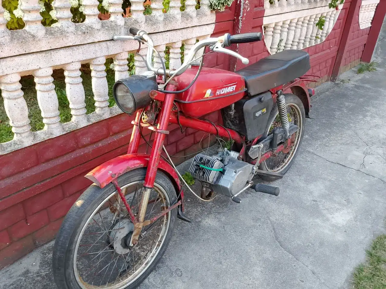 Czerwony Romet Ogar 205, klasyk z lat 80. Poznaj ogar 205 dane techniczne i poczuj ducha motoryzacji tamtych lat.