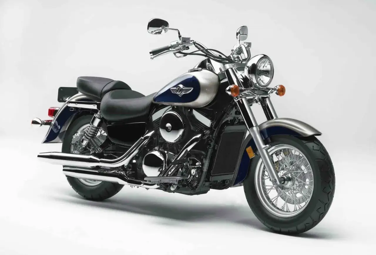Błyszczący Kawasaki Vulcan 1500, klasyczny cruiser. Choć piękny, warto znać jego potencjalne wady przed zakupem.