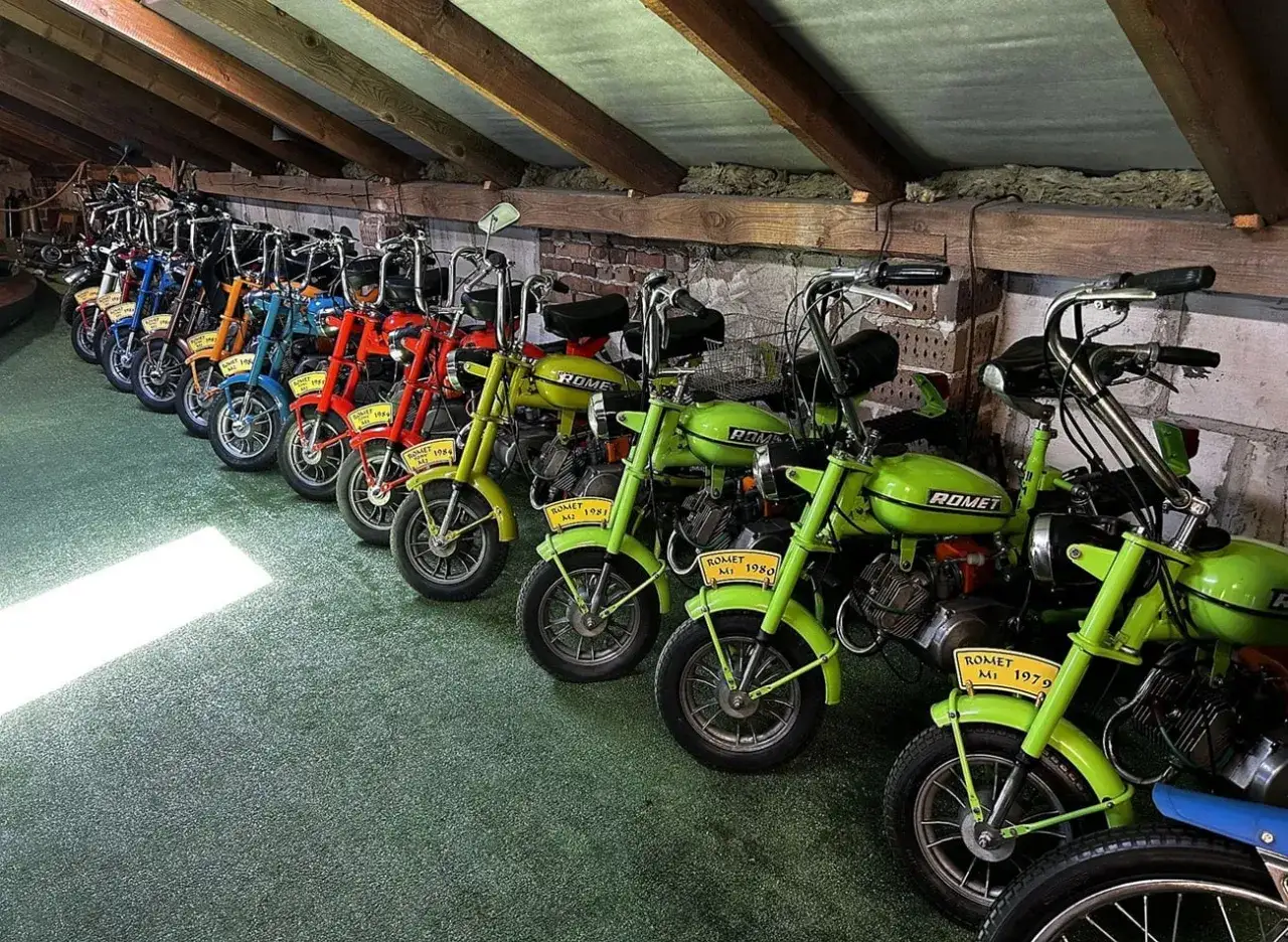 Motorower zabytkowy na żółtych tablicach