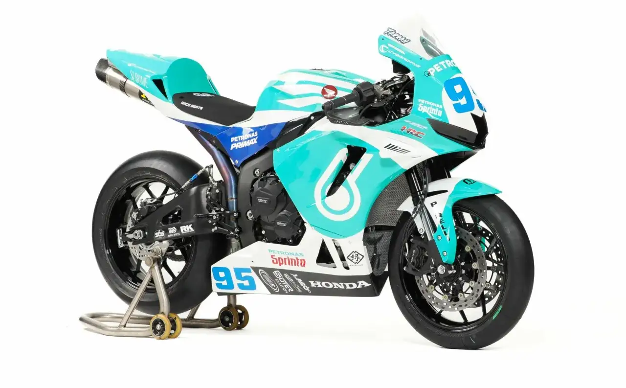 Wyścigowy motocykl Honda CBR 600 w barwach Petronas. Poznaj jego honda cbr 600 dane techniczne i poczuj moc!