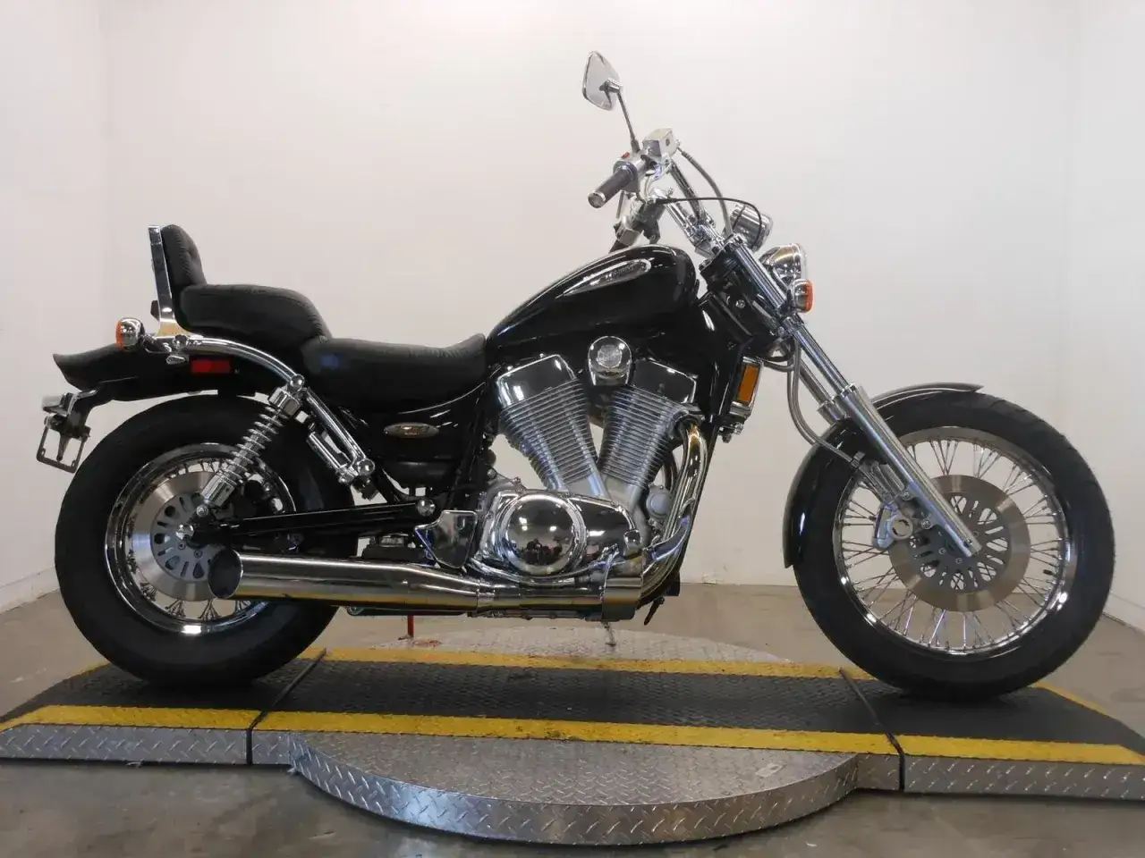Czarny Suzuki Intruder 1400, klasyk z lat 90. Jego moc i styl to zalety, ale wady mogą dotyczyć wieku.