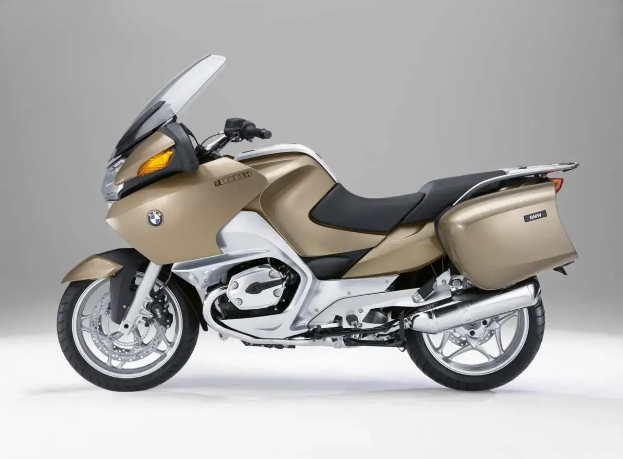Złoty motocykl BMW R1200RT z kuframi. Poznaj jego dane techniczne i możliwości.