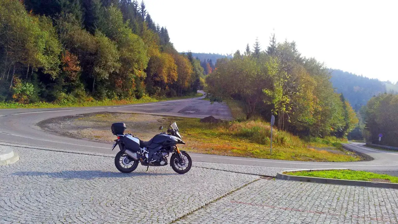 Motocyklista na zakrętach Przełęczy Salmopolskiej
