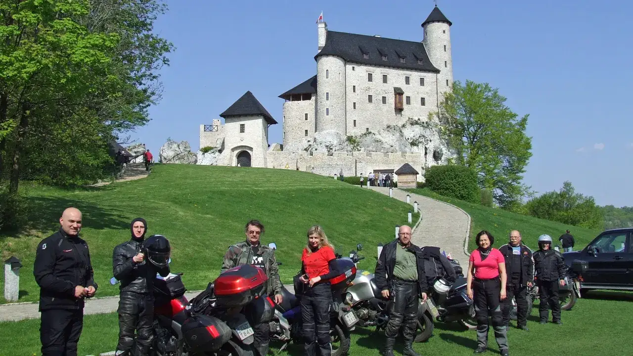 Motocyklista na tle g&oacute;r i industrialnego krajobrazu Śląska