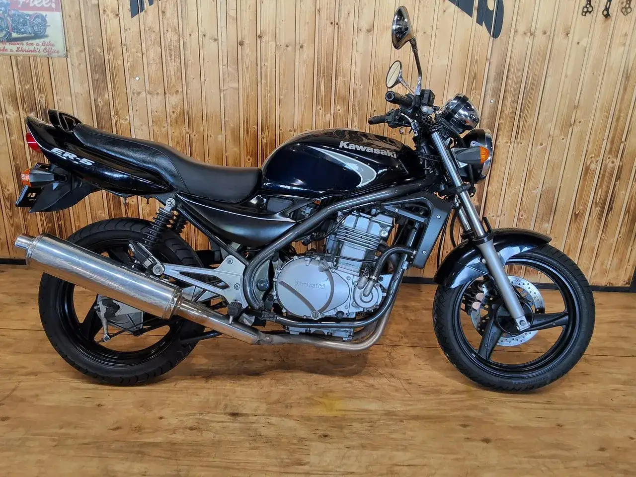 Czarny motocykl Kawasaki ER-5, idealny do miasta. Poznaj jego kawasaki er 5 dane techniczne i ciesz się jazdą.