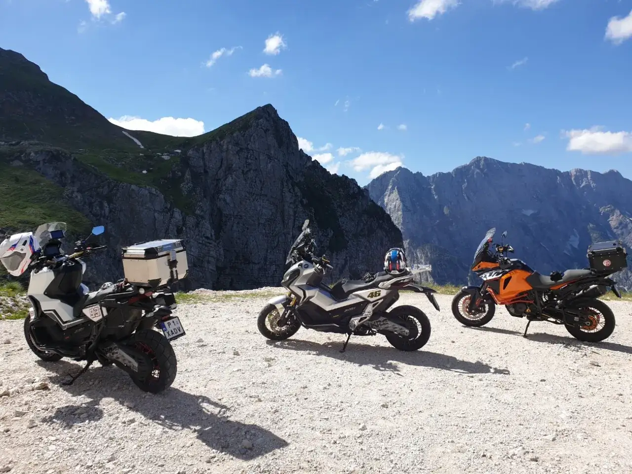 Motocyklista pokonujący zakręt na górskiej drodze