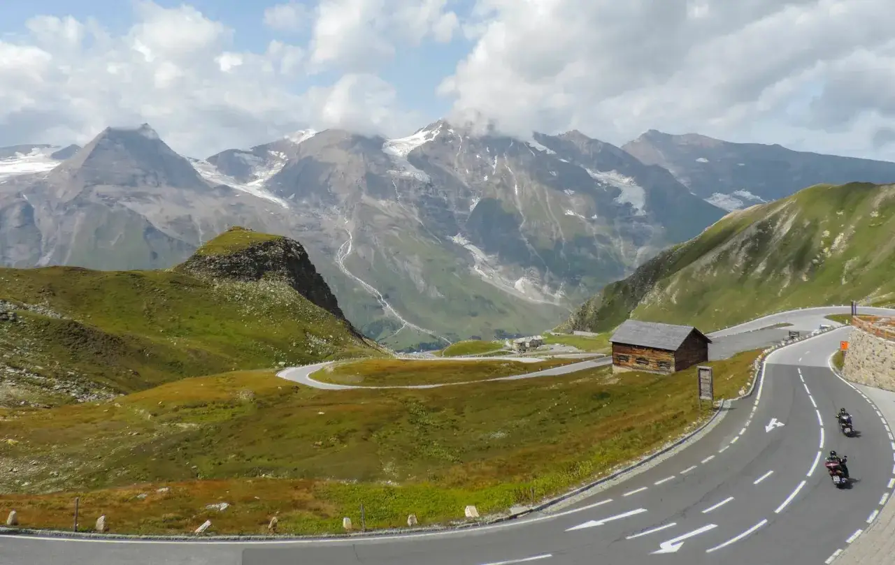 Motocykl w Alpach Austriackich, malownicza droga