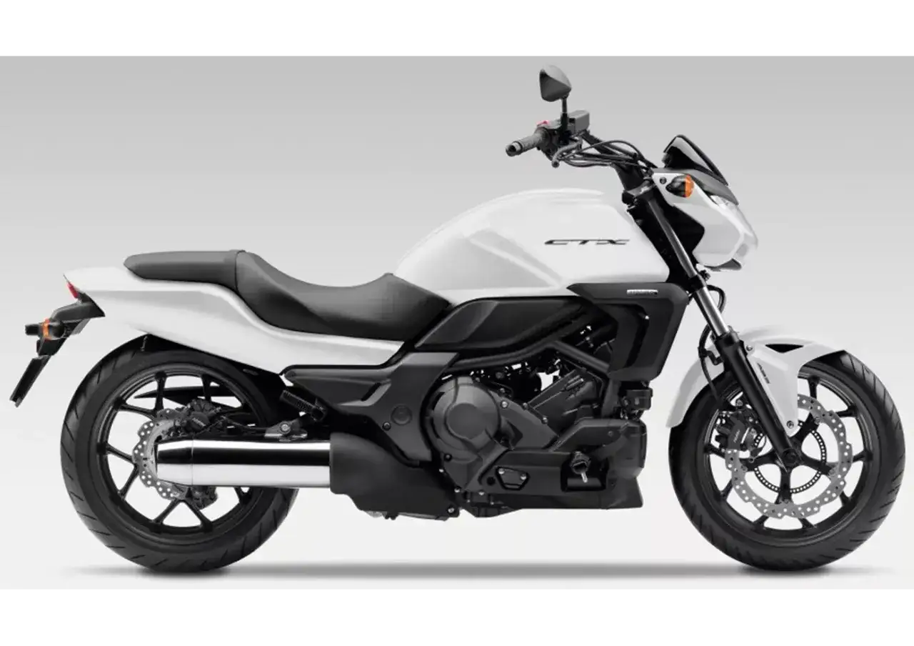 Biały motocykl Honda CTX z czarnym siedzeniem i detalami, prezentujący nowoczesny design i sportowy charakter.