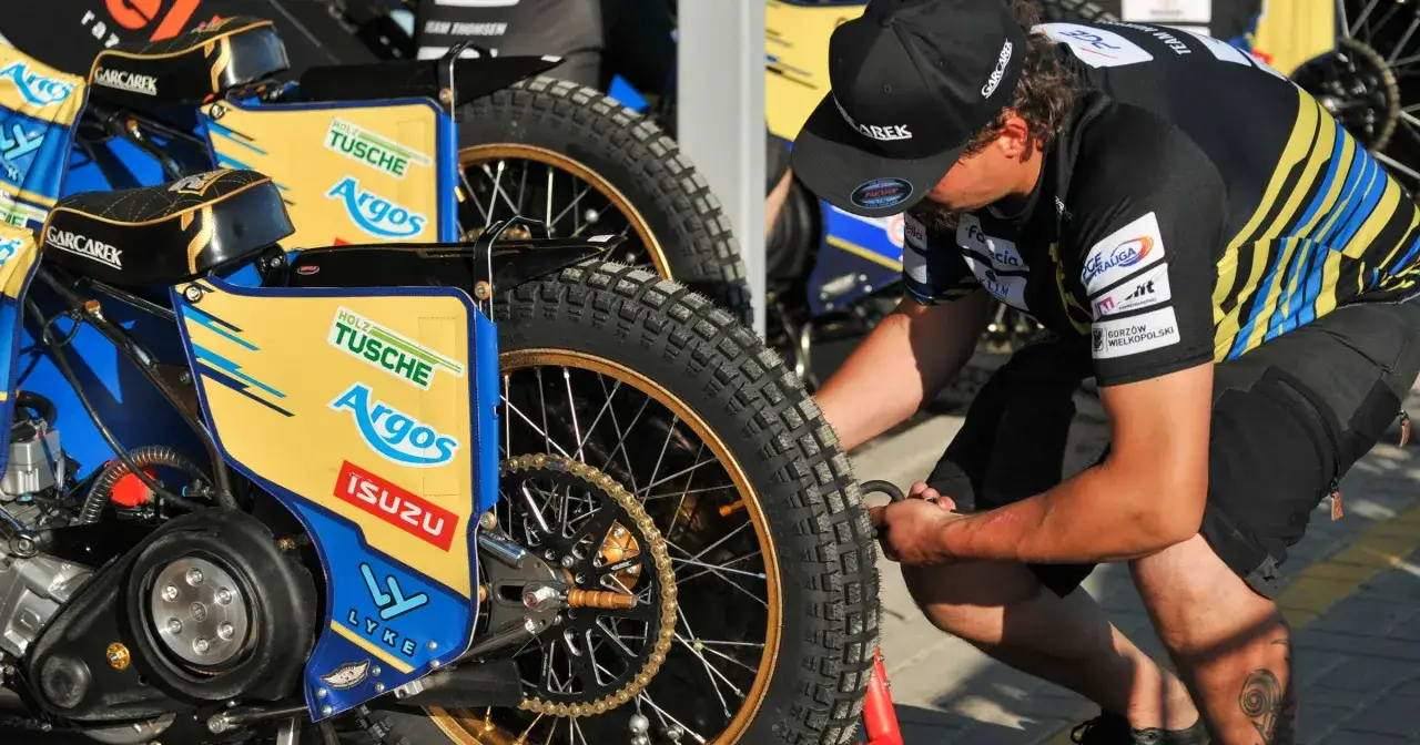 Mechanik przygotowuje motor żużlowy. Zastanawiasz się, ile kosztuje motor żużlowy? To skomplikowana maszyna!