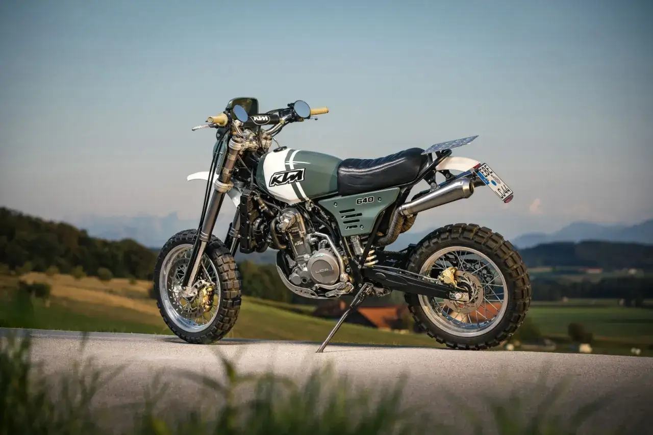 Stuning custom KTM 640 z zielono-białym malowaniem, gotowy na przygodę na górskich drogach.