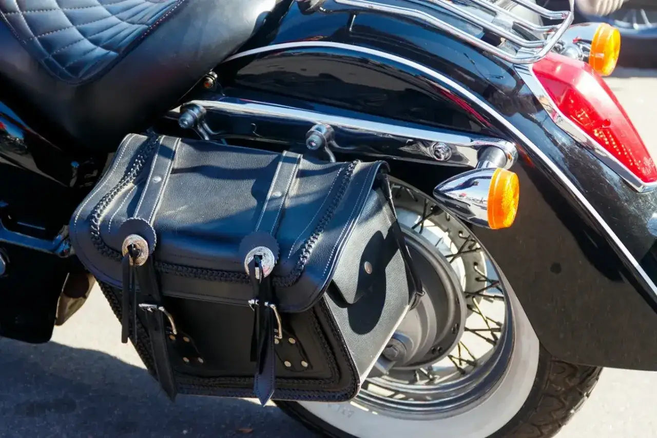 Wpływ źle zamontowanych sakw na prowadzenie motocykla