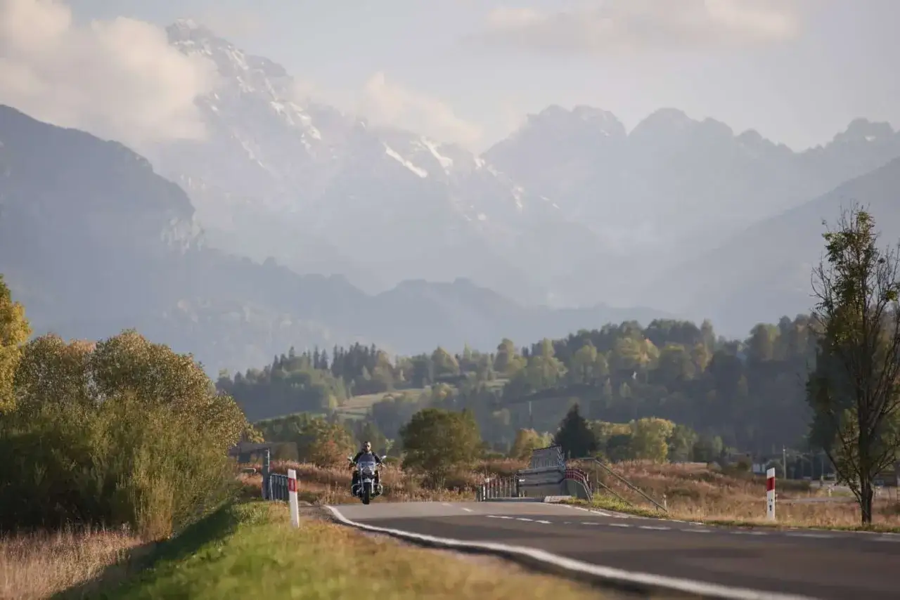 motocykl na malowniczej drodze ł&oacute;dzkie