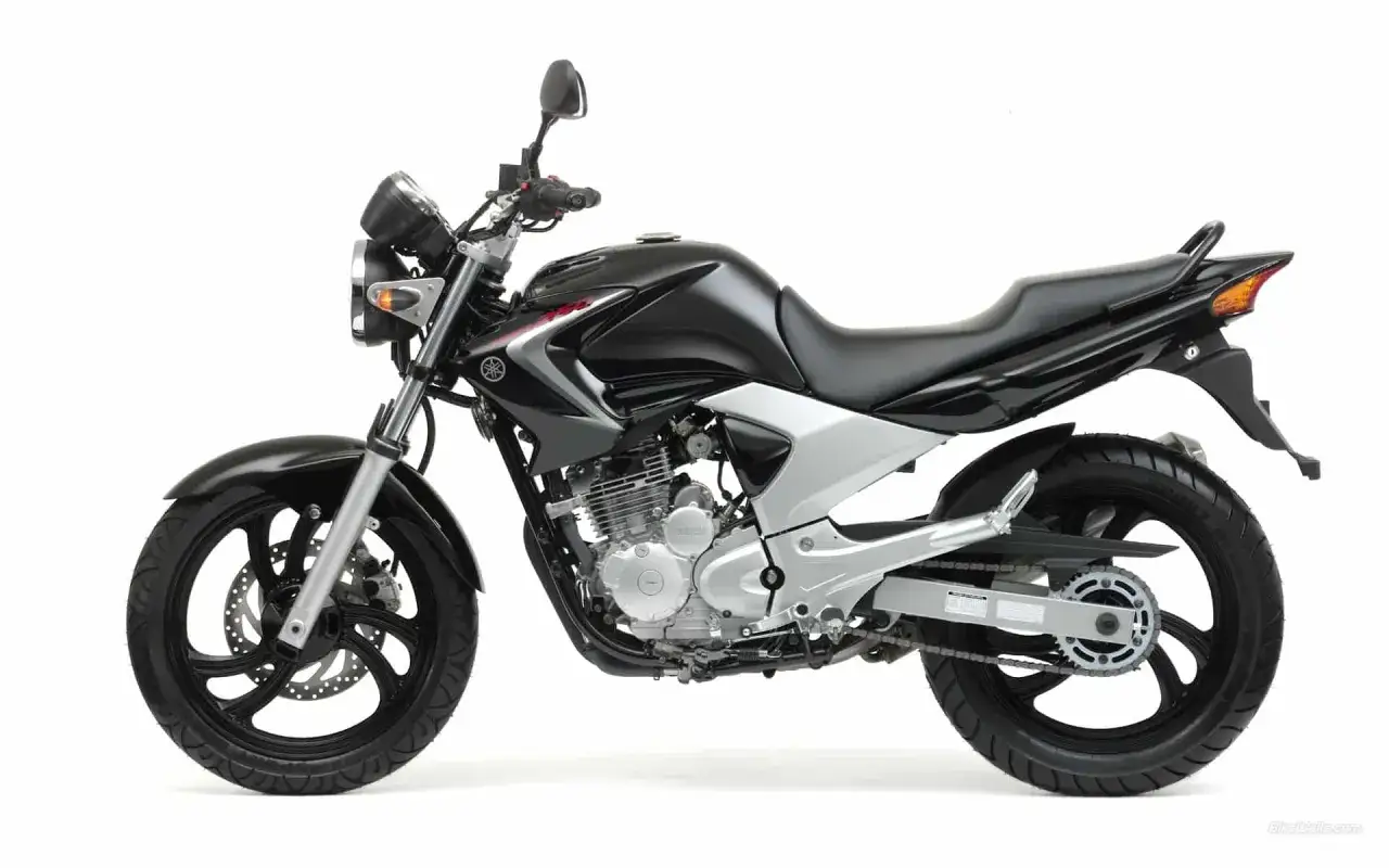 Czarny motocykl Yamaha YBR 250 z srebrnymi elementami, gotowy do jazdy po mieście.
