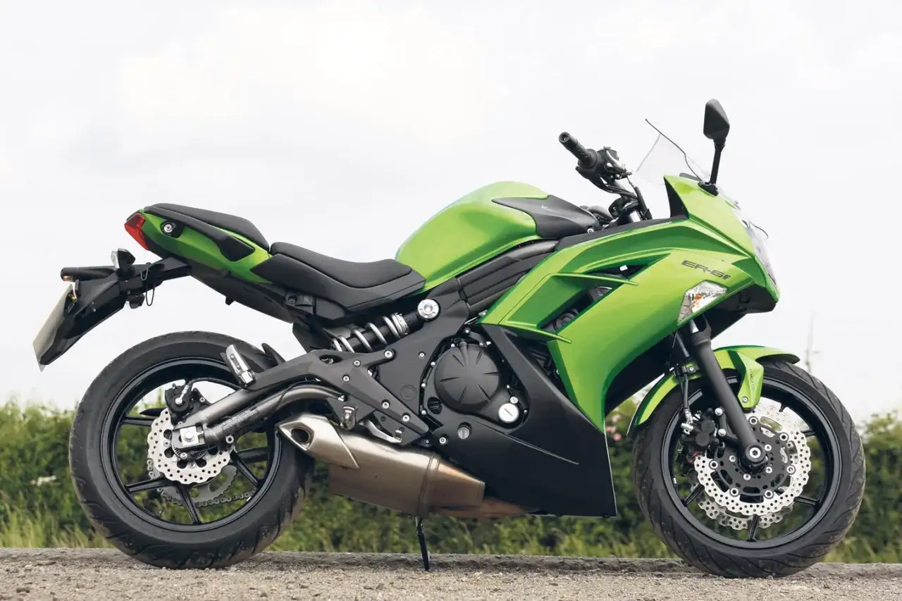 Zielony Kawasaki ER6F, sportowy motocykl z widocznymi detalami, idealny do poznania jego kawasaki er6f dane techniczne.