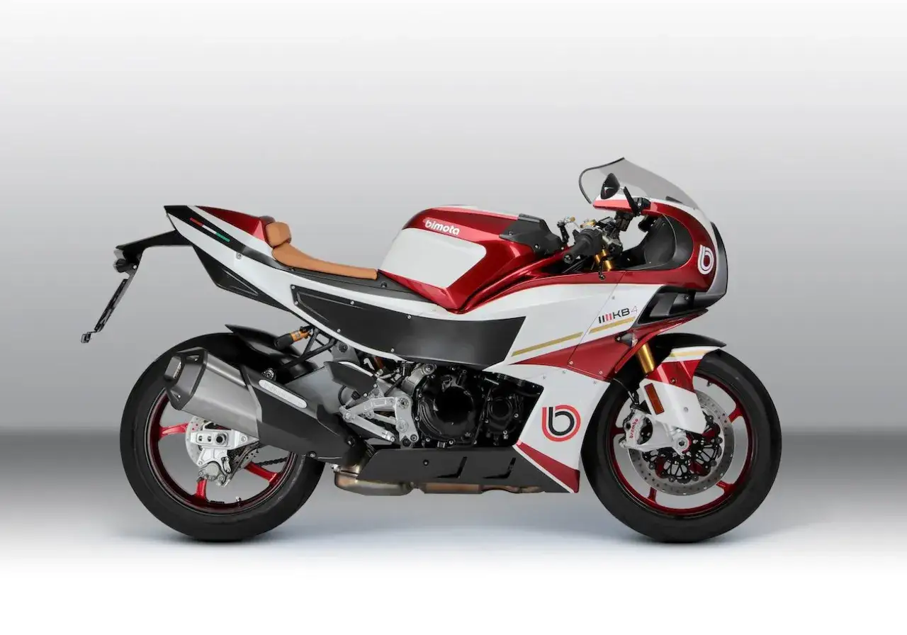 Elegancki motocykl Bimota KB4 w kolorze białym i czerwonym z brązowym siedzeniem, gotowy do jazdy.