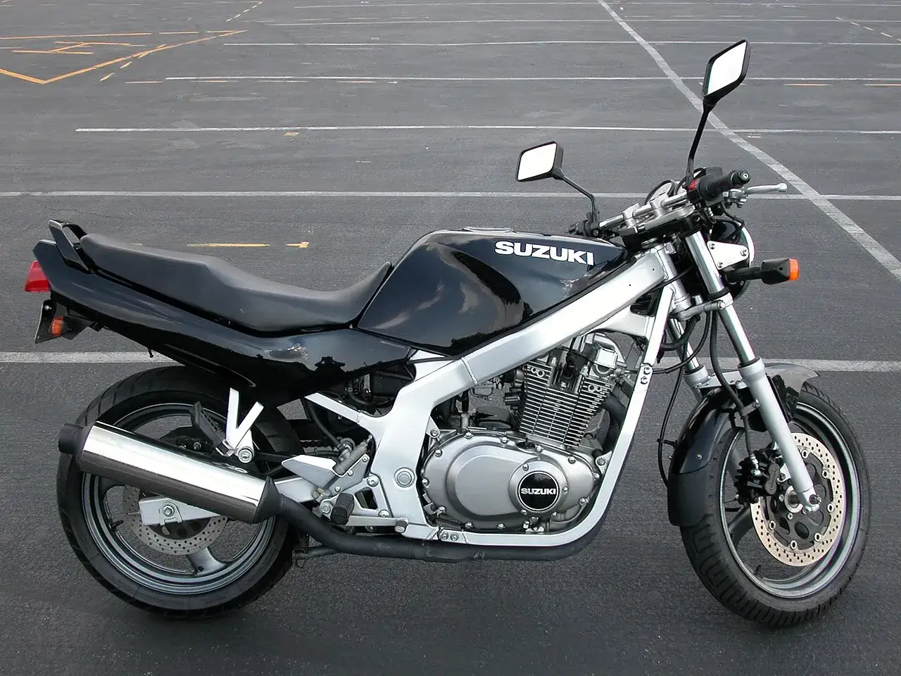 Czarny motocykl Suzuki GS 500, z widocznym silnikiem i wydechem. Idealny do poznania jego suzuki gs 500 dane techniczne.