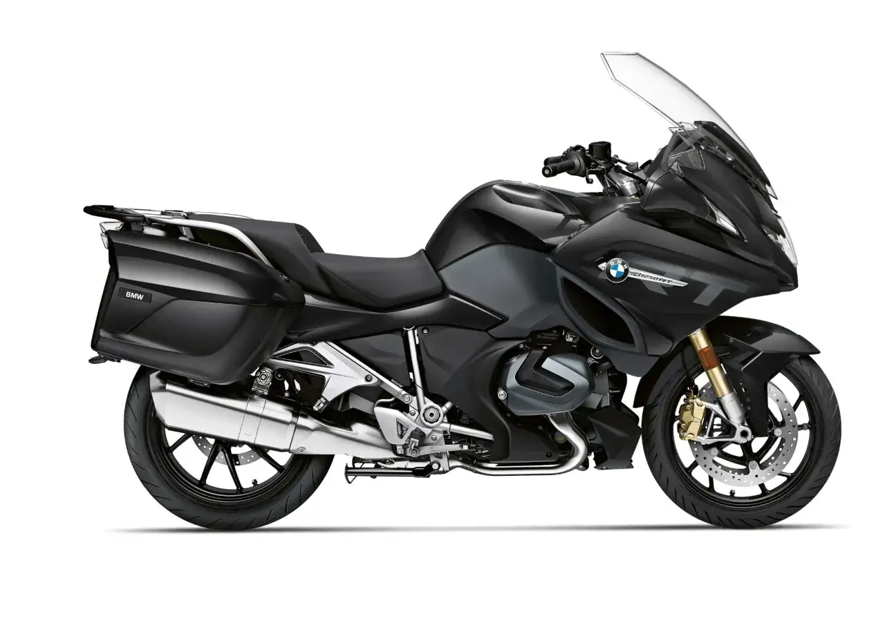 Czarny motocykl turystyczny BMW R 1250 RT z kuframi, gotowy na długie podróże.