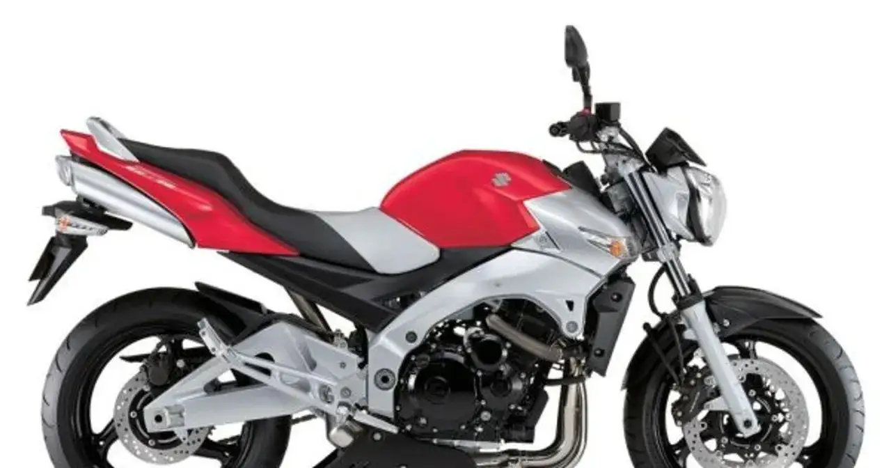 Czerwono-srebrny motocykl Suzuki GSR 600. Poznaj jego dane techniczne i możliwości.