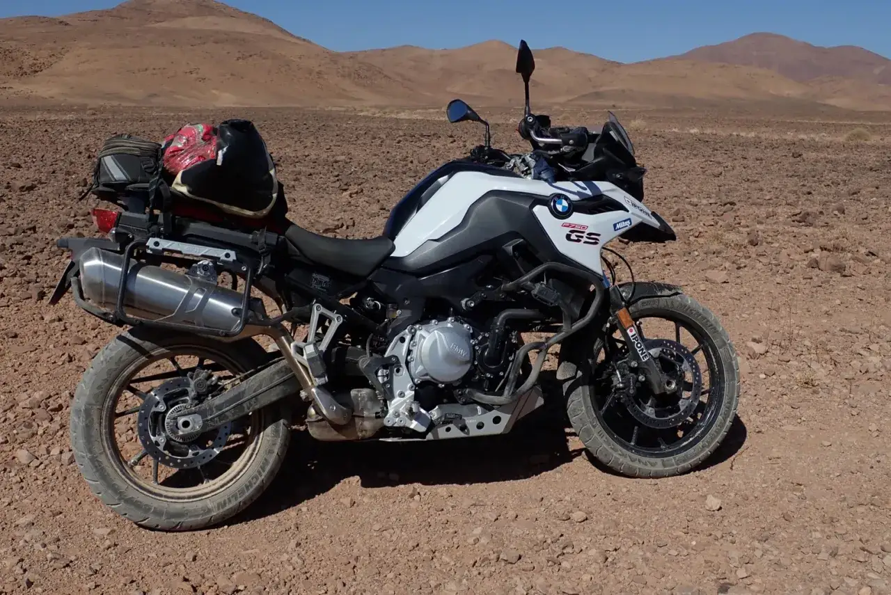 BMW F750GS gotowy na przygodę w pustynnym krajobrazie.