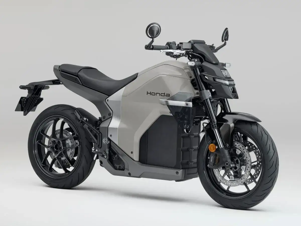 Nowoczesny, szary japoński motocykl Honda z czarnymi akcentami i sportowym designem, gotowy na podbój dróg.
