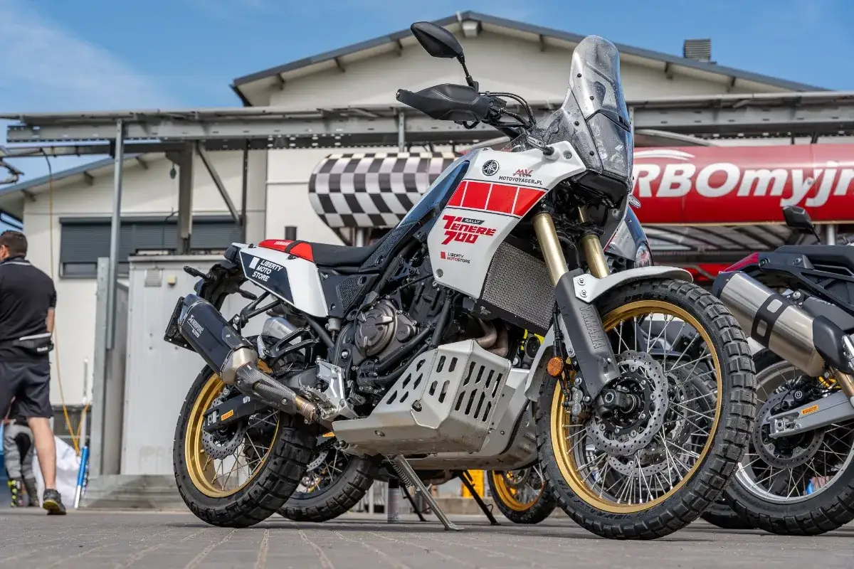 Biały motocykl Yamaha Ténéré 700 z czerwonymi akcentami, gotowy na przygodę. Poznaj jego yamaha ténéré 700 dane techniczne.