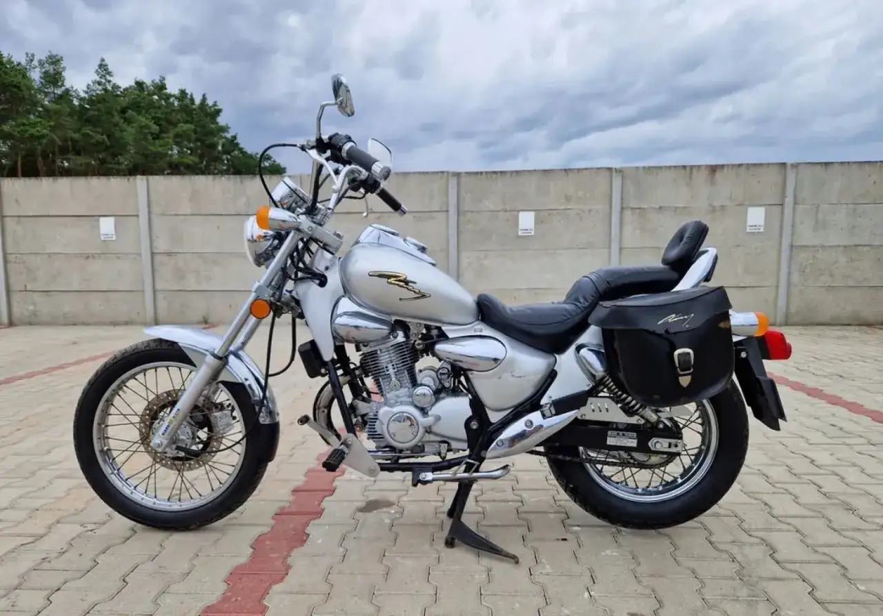 Srebrny Kymco Zing 125 z sakwami, idealny do miasta. Sprawdź kymco zing 125 dane techniczne i ruszaj w drogę!
