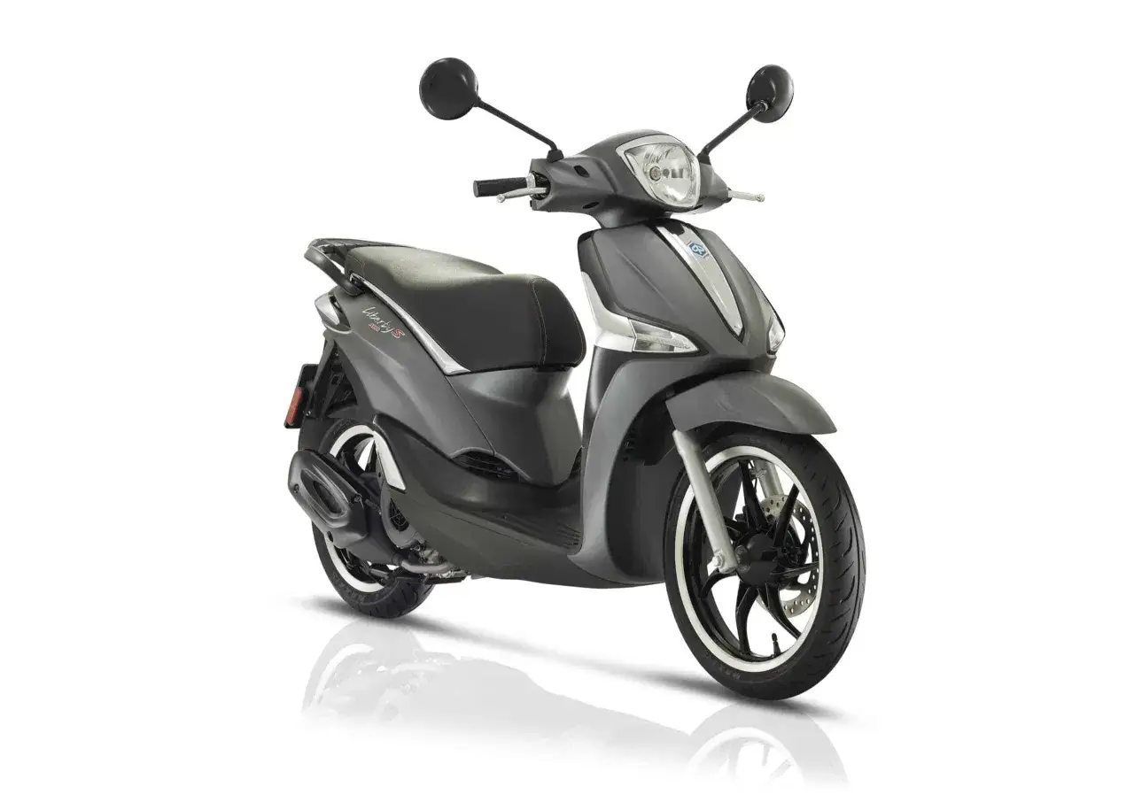Szary skuter Piaggio Liberty 125 z czarnym siedzeniem i chromowanymi detalami. Idealny do miasta, sprawdź piaggio liberty 125 dane techniczne.