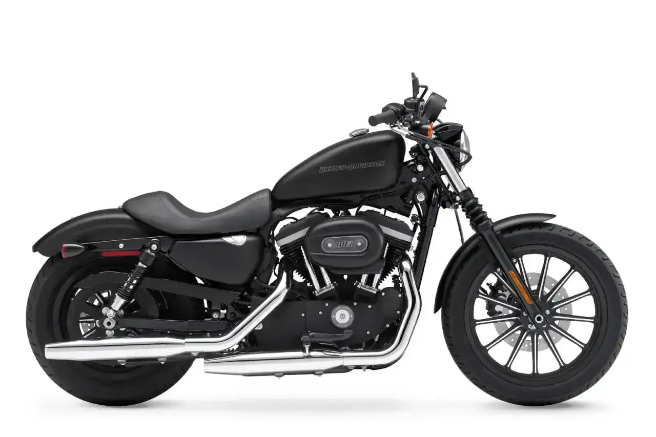 Czarny motocykl Harley-Davidson, idealny jako chopper do 20 tys. zł. Klasyczny styl i moc.