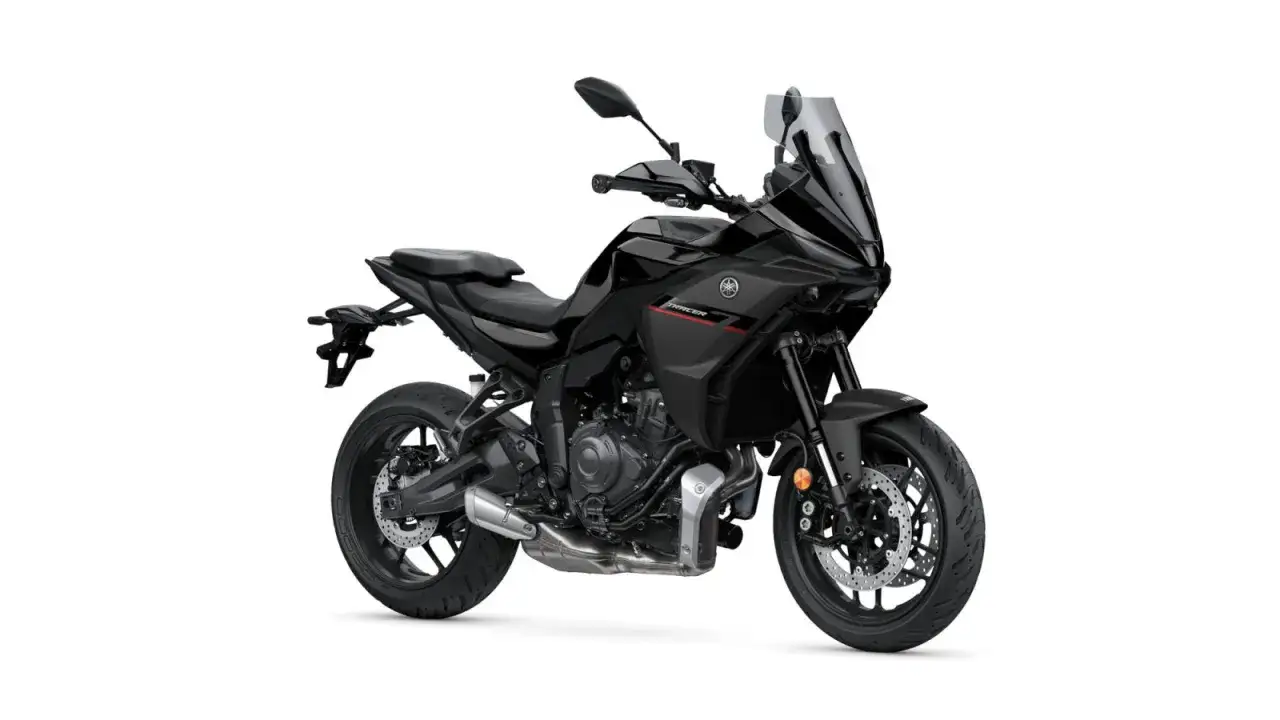 Czarny motocykl Yamaha Tracer 700. Poznaj jego dane techniczne i możliwości.