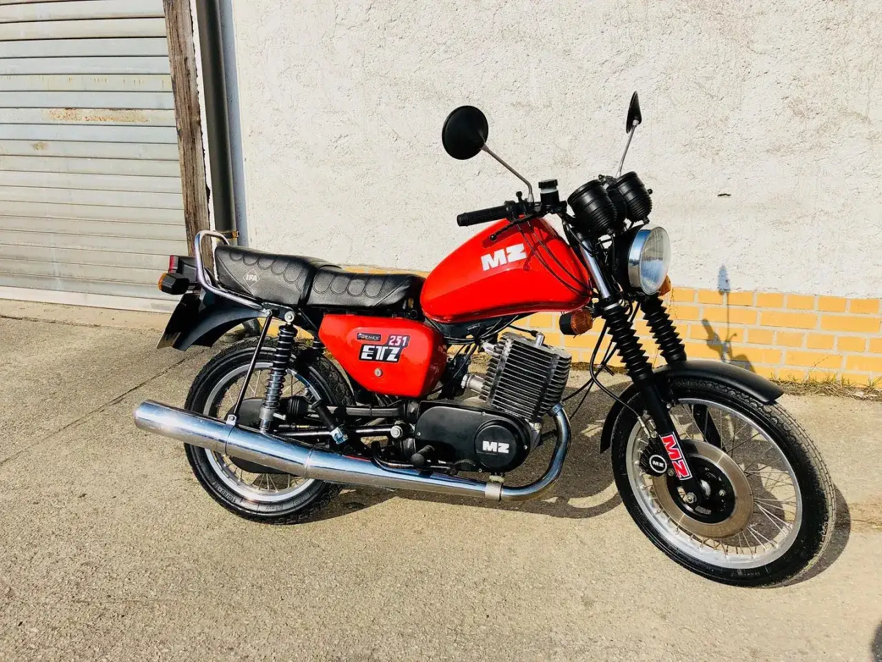Czerwony motocykl MZ ETZ 251, klasyk z DDR. Dane techniczne tego modelu to legenda.