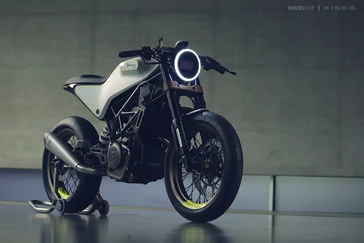 Nowoczesny motocykl Husqvarna Svartpilen 401 z okrągłym światłem LED, gotowy do jazdy po miejskich ulicach.