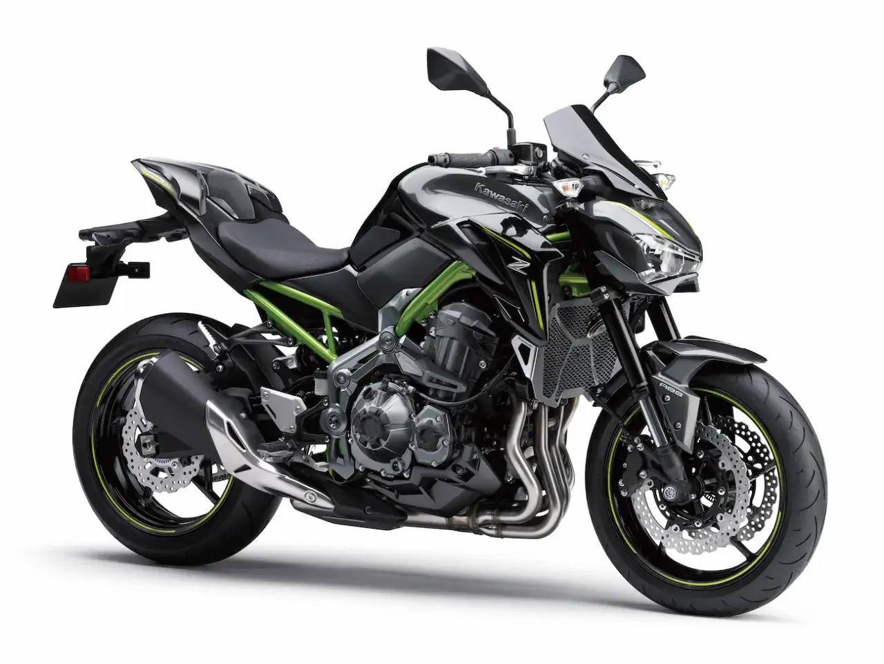 Czarny Kawasaki Z750R z zieloną ramą, sportowy wygląd, gotowy na drogę.