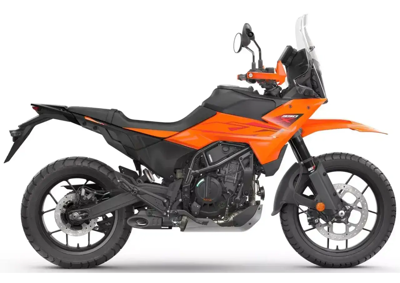 Pomarańczowy motocykl KTM 390 Adventure gotowy na przygodę.