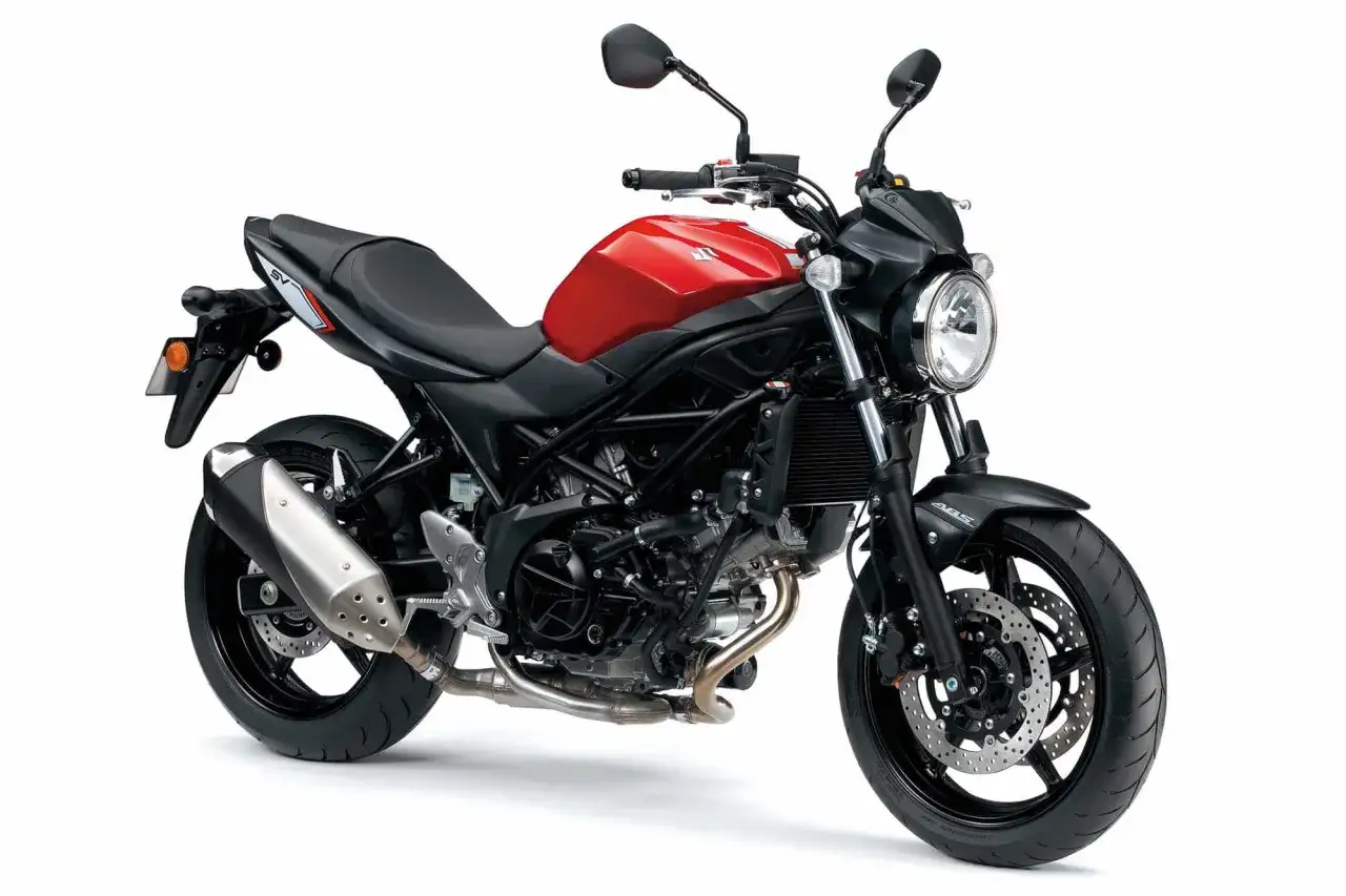 Czerwony Suzuki SV 650 z czarną ramą i siedzeniem. Poznaj suzuki sv 650 dane techniczne i poczuj wolność na drodze.