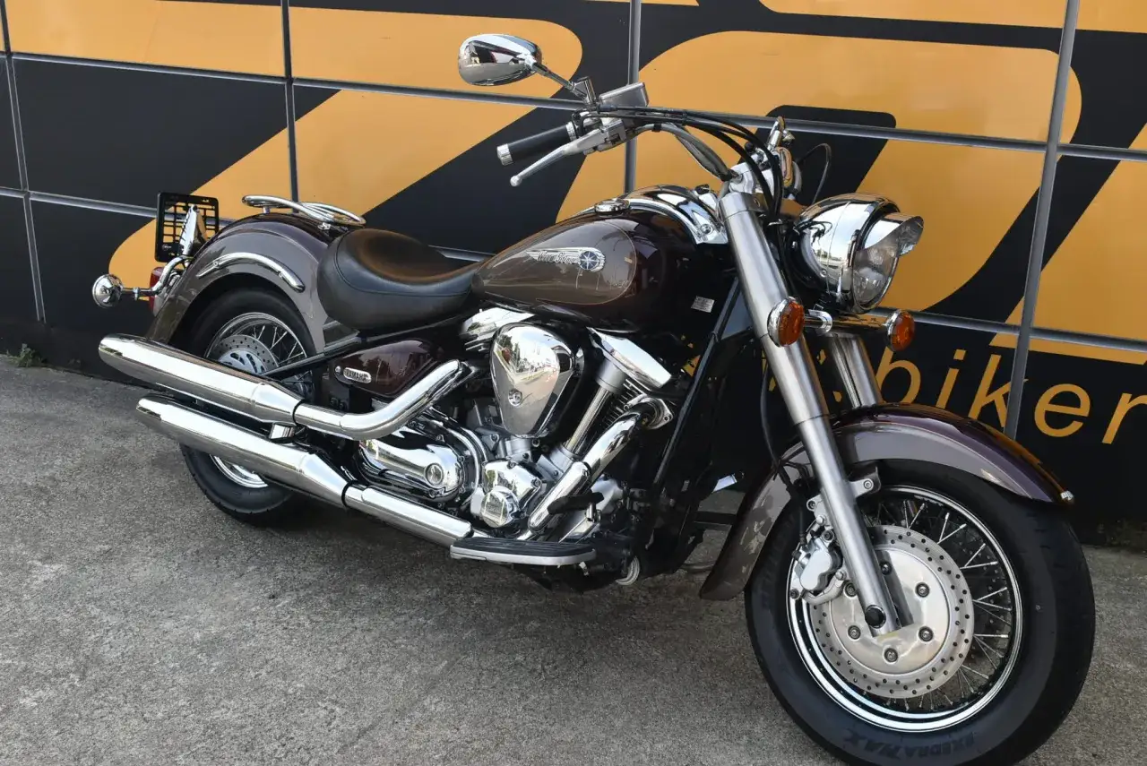 Lśniący brązowy motocykl Yamaha Wild Star 1600 z chromowanymi detalami, gotowy na przygodę.