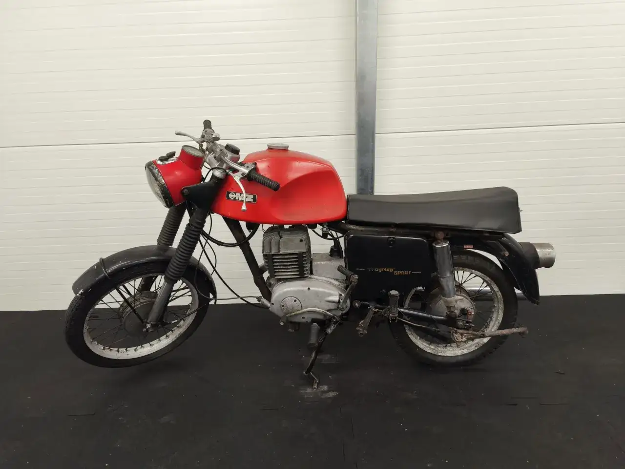 Czerwony MZ 250 Sport, klasyk z lat 70. Zastanawiasz się, ile koni miał ten model?