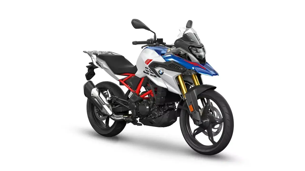 BMW G 310 GS w białym, niebieskim i czerwonym malowaniu. Poznaj jego dane techniczne i możliwości.