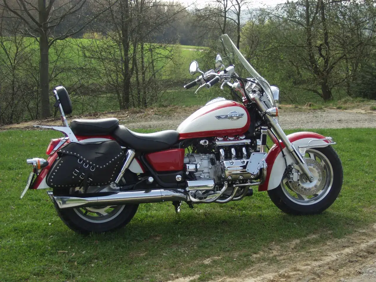 Honda Valkyrie 1500 dane techniczne: potężny motocykl w dwukolorowym malowaniu, z sakwami i wysoką szybą, gotowy na podróż.