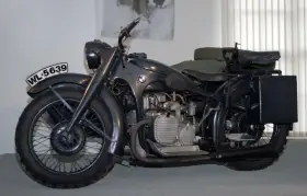 Stary motocykl BMW z koszem, z tablicą rejestracyjną WL-5639. Ten klasyk z Niemiec to prawdziwa gratka dla fanów motoryzacji.