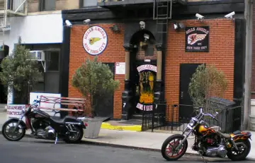 Budynek Hells Angels w Nowym Jorku z motocyklami przed wejściem.