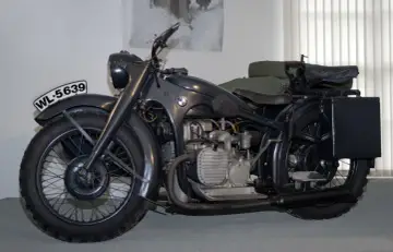 Stary motocykl BMW z koszem, z tablicą rejestracyjną WL-5639. Ten klasyk z Niemiec to prawdziwa gratka dla fanów motoryzacji.