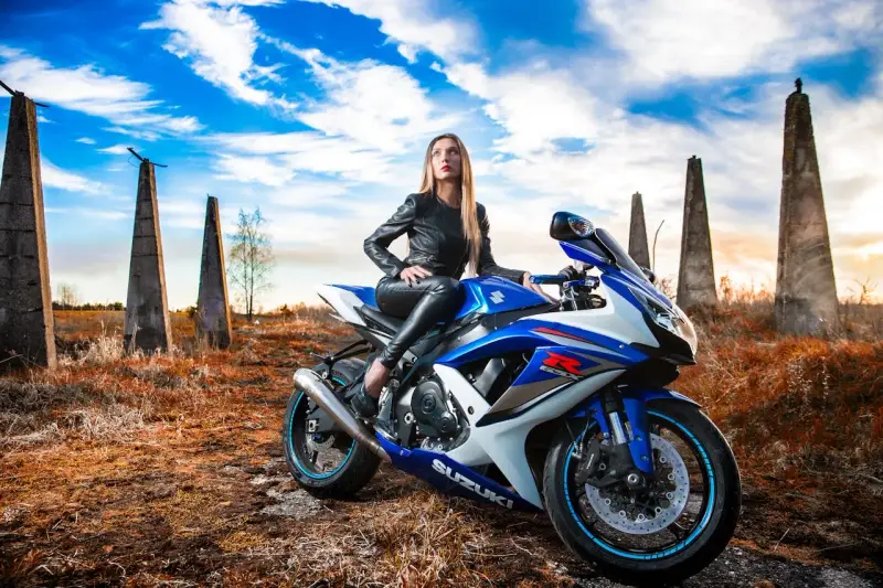 Kobieta na sportowym Suzuki GSX-R. Idealny motocykl na 190 wzrostu, by poczuć wolność.