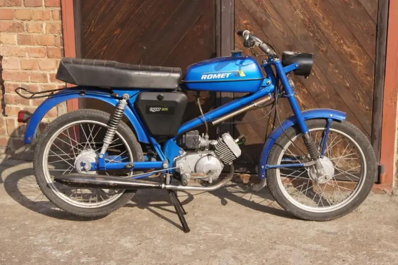 Niebieski Romet Ogar 205, klasyk z lat 80. Poznaj ogar 205 dane techniczne i poczuj ducha minionej epoki.