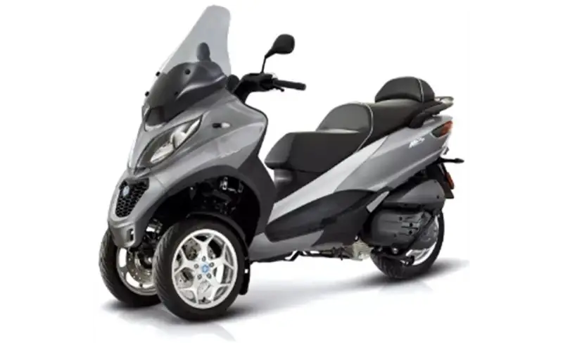 Srebrny Piaggio MP3 400 czy 500? Trójkołowy skuter z przyciemnianą szybą i sportowym designem.