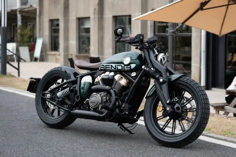 Zielony chopper Benda, idealny jako jaki chopper do 20 tys. z klasycznym designem i mocnym silnikiem.