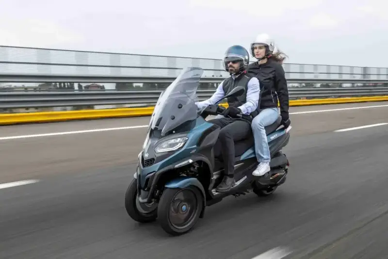 Para jadąca na Piaggio MP3 500, testująca jego prędkość maksymalną na torze wyścigowym.