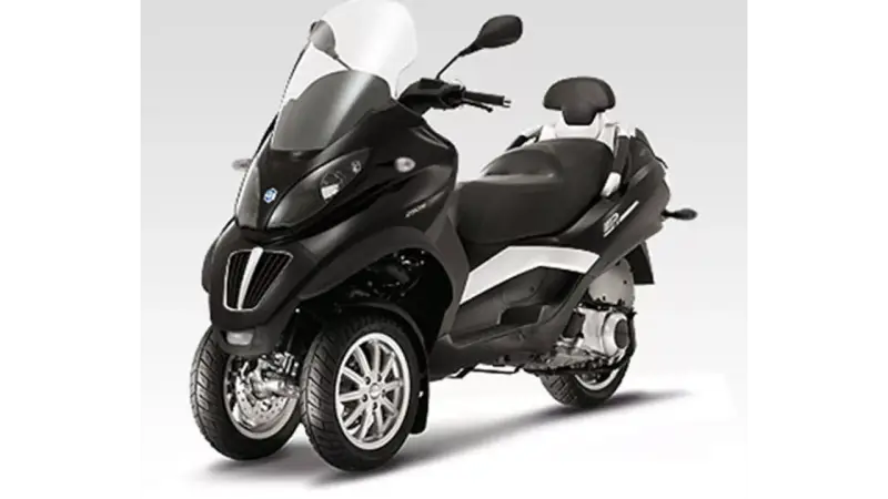 Czarny Piaggio MP3 400 z trzema kołami, idealny do miasta. Sprawdź piaggio mp3 400 dane techniczne.